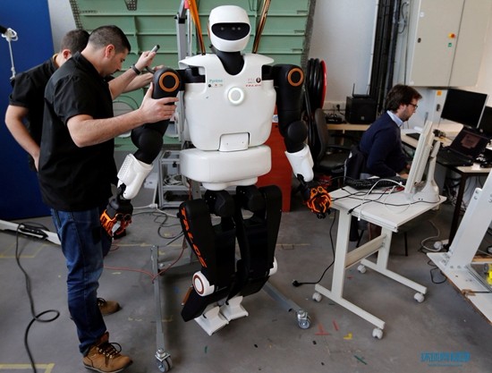 法国研发智能机器人勤杂工 家务助手的新时代